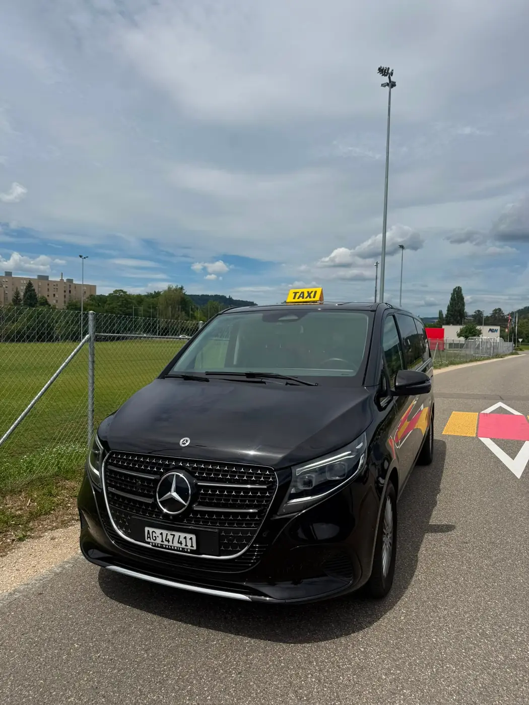 Schwarze Mercedes V-Klasse von Aaaba Taxi auf einer Landstrasse