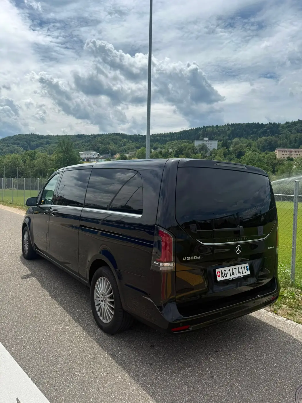 Mercedes V-Klasse von Aaaba Taxi von hinten