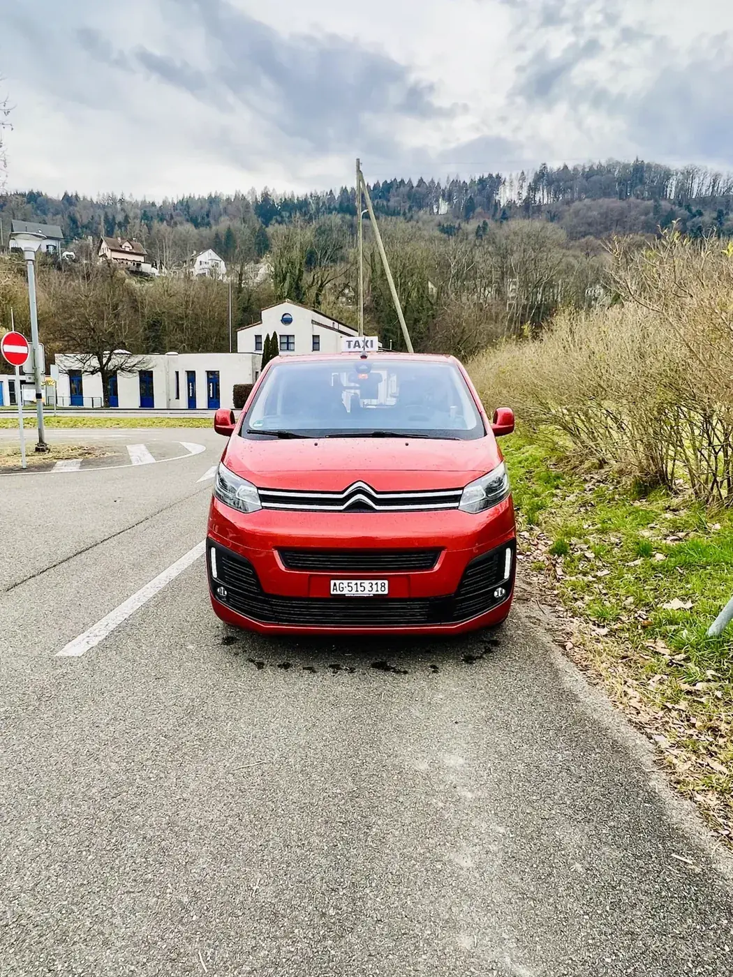 Rotes Rollstuhlfahrzeug von Aaaba Taxi von vorne